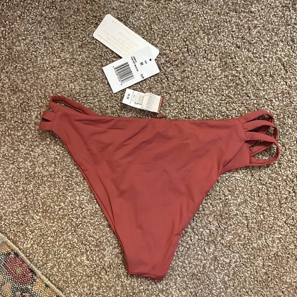 L*Space Rose Bottom Bitsy Cut - Picture 5 of 6